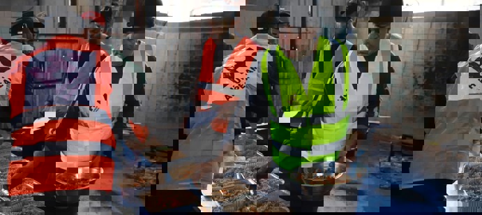 Day 10- We distributed 7,659 hot meals to displaced families in Deir al Balah.