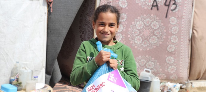 Day 7 - We continued to distribute 6,500 hot meals and 1,000 food parcels to displaced families in the North and Middle areas of Gaza.