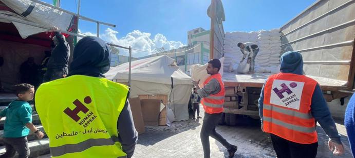 We distributed flour to displaced families who struggle to access food amid the ongoing bombardments.