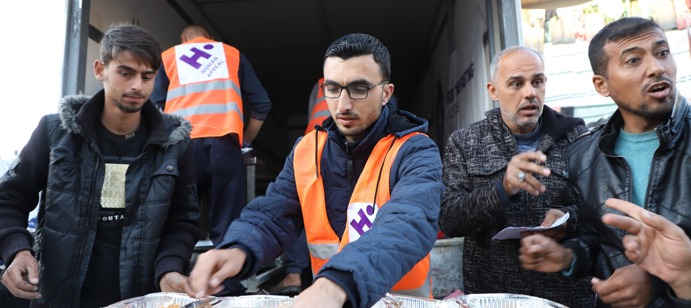 Day 4 - Throughout Ramadan, we continued distributing hot meals to 6,385 people and food parcels to 900 displaced in Deir Al Balah, ensuring they remained nourished throughout the month.