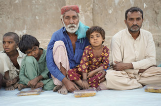 Hot iftar meals in Mauritania or Pakistan