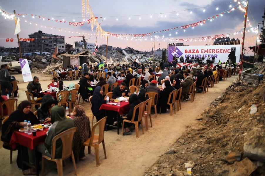 Hot iftar meals in Gaza